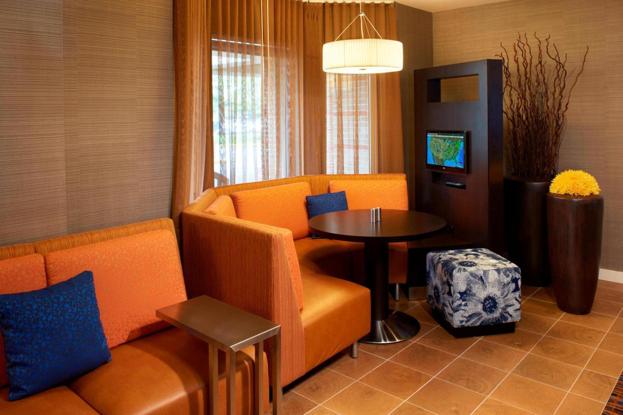 Courtyard Cleveland Airport South Hotel Middleburg Heights Bagian luar foto